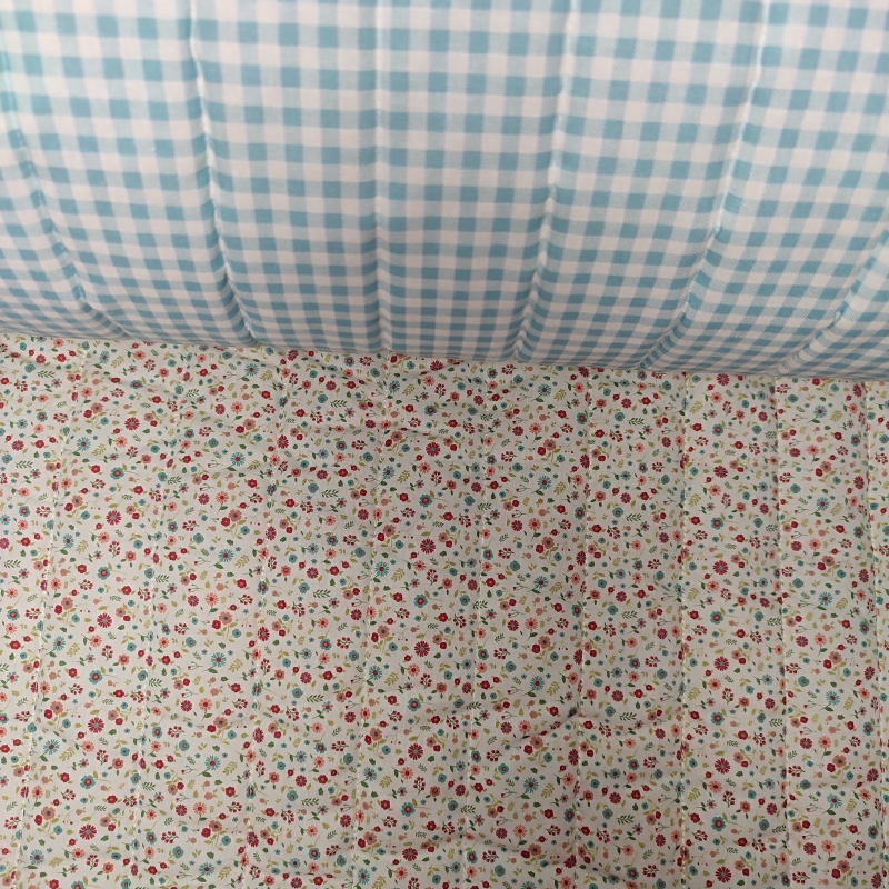 Tela Acolchada Flores Rojas y Vichy Azul  Reversible Tela Acolchada Flores Rojas y Vichy Azul  Reversible